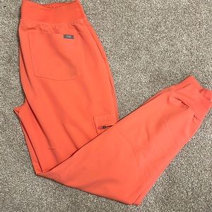 Figs Zamora Jogger scrub pants - small peach